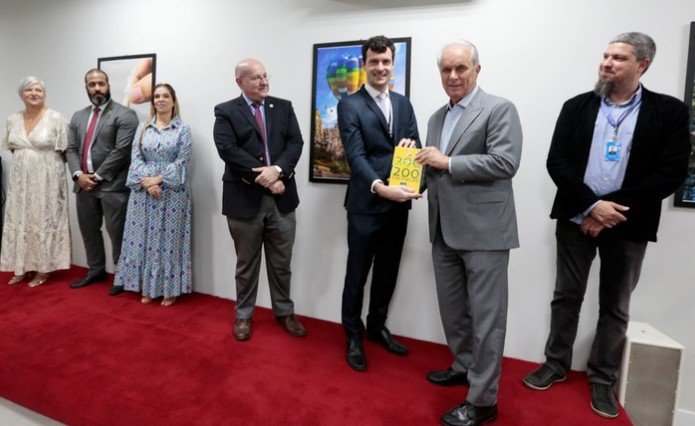 mapa lança livro que conta a história de 200 anos da cachaça em 200 rótulos1