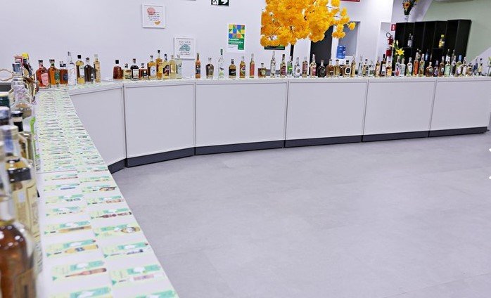 mapa lança livro que conta a história de 200 anos da cachaça em 200 rótulos2